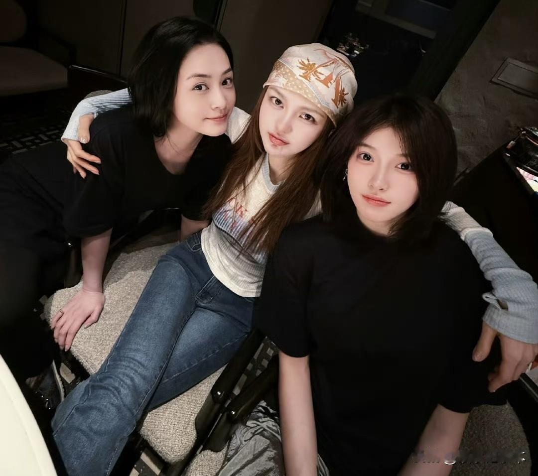 周扬青钟欣潼吴艳妮合影！三个领域的竟有交集，果然“美人互吸”。