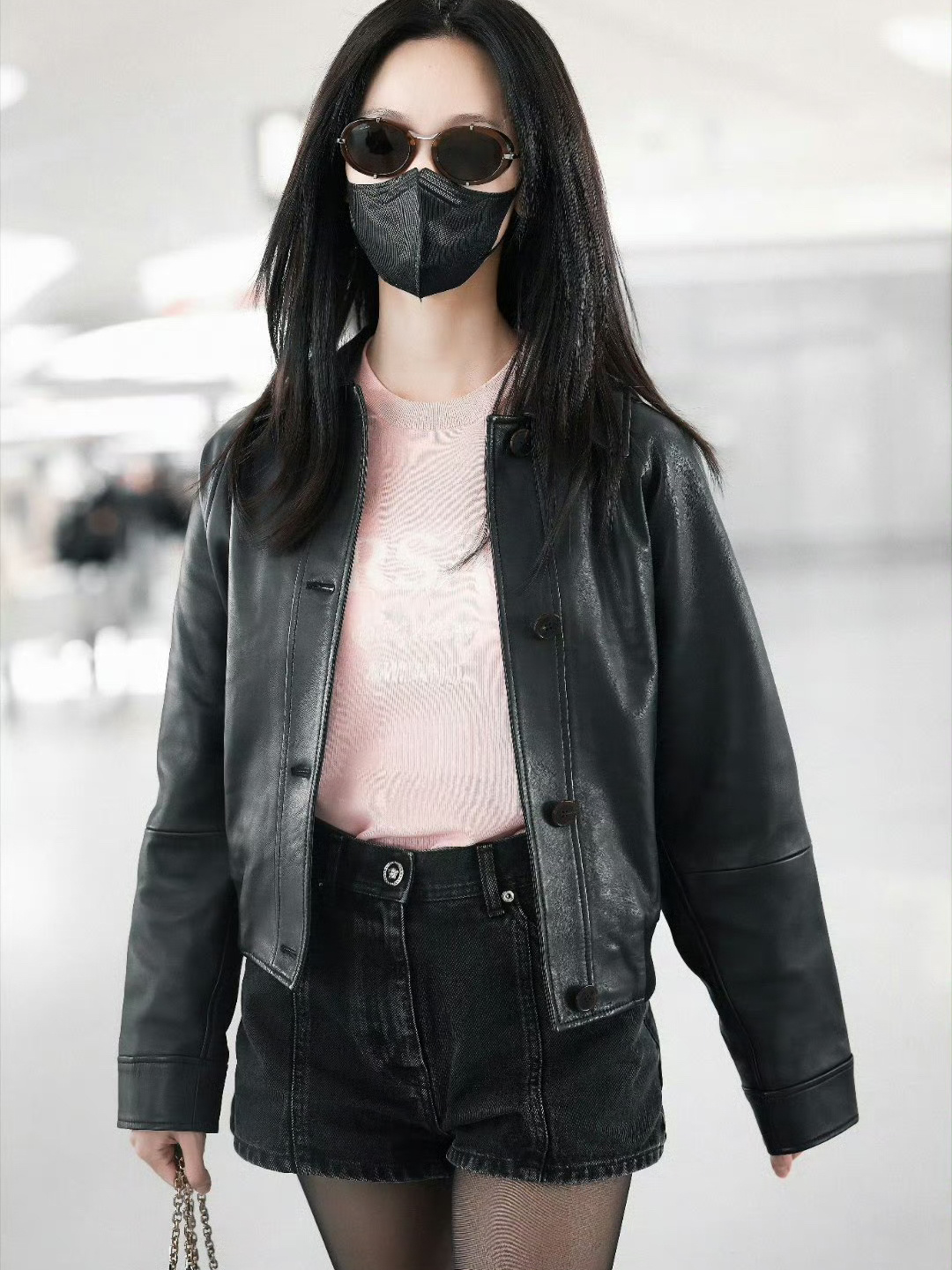 陈都灵机场皮衣➕黑丝造型~ 改变了一贯的乖乖女风格呢，感觉这个风格也很适合陈都灵