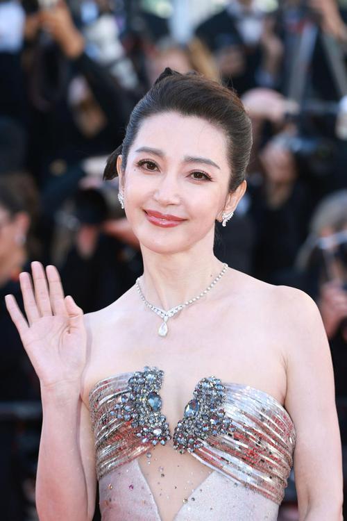 2026年5月16日，53岁李冰冰时隔十年重返戛纳红毯，亮相《因果报应》首映礼。