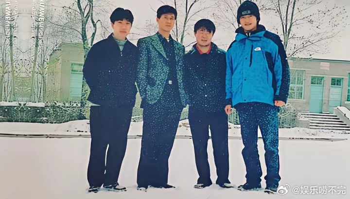 年轻时的李亚鹏在新疆乌鲁木齐出生地立井一号与小伙伴们的一张留影，那时候他还是一名