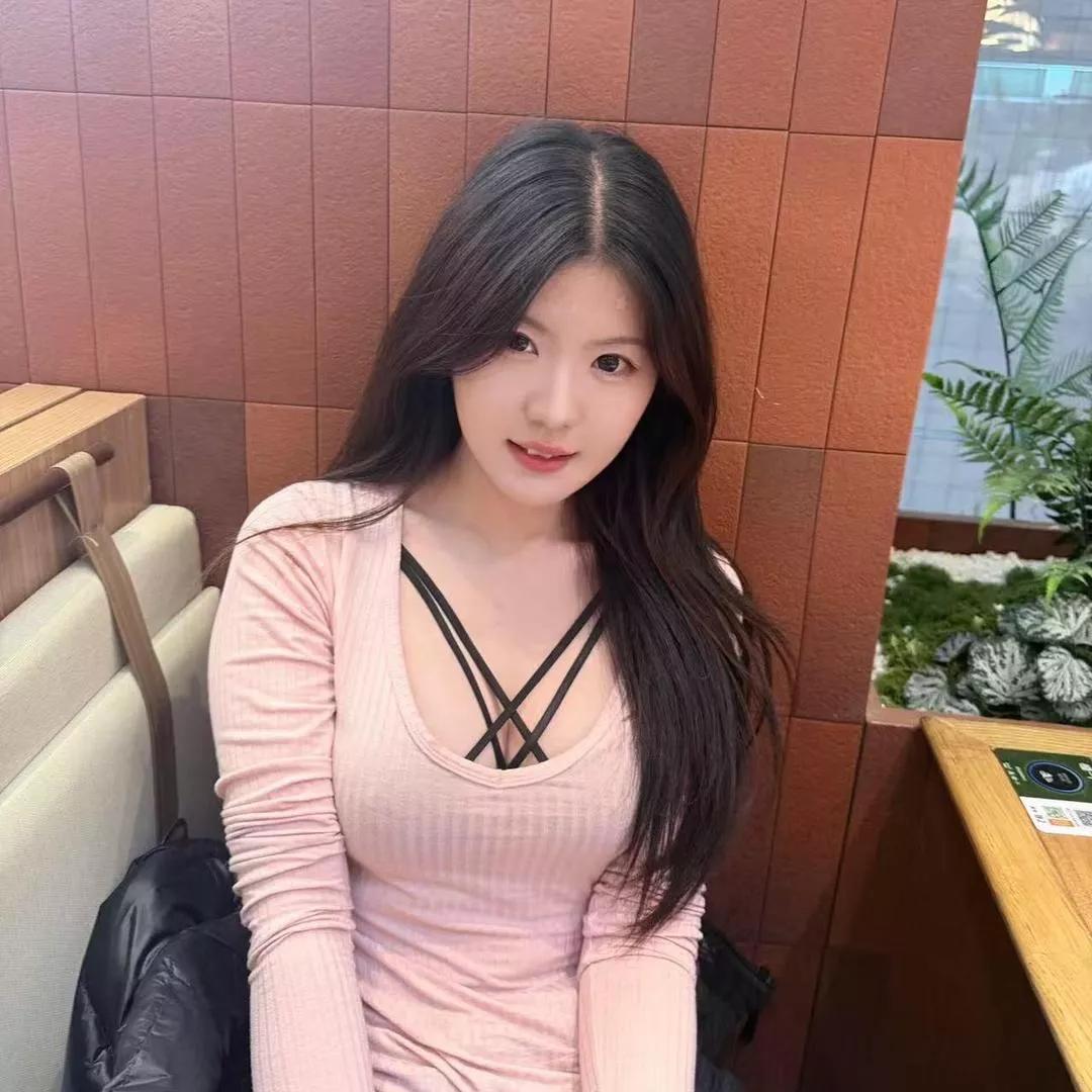 粉衣佳人倚窗立，轻纱微拂似春风。粉裳花影照 粉纱花衣美人 粉裳倚秋韵 粉裳朦胧照