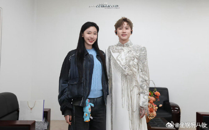 谢娜和奥运健儿看张杰演唱会张杰演唱会现场星光熠熠，谢娜全程暖心应援，身旁还有多位