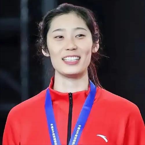 为什么郎平一走，朱婷就再没进过国家队？
郎平用朱婷，思路简单到粗暴。前排轮到她，