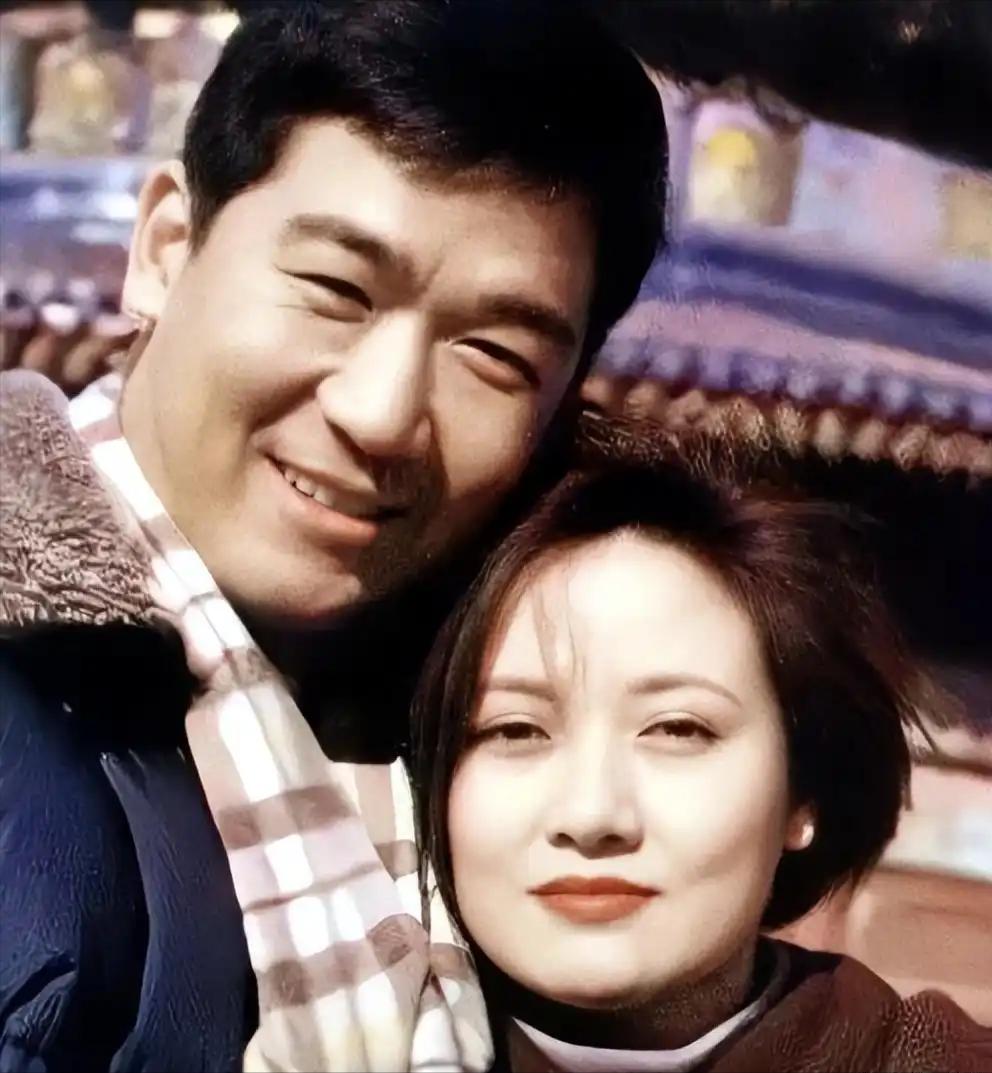 如今六十七岁的罗秀春，每个月依旧等着前夫张国立打来约定好的生活费，这笔钱从离婚签