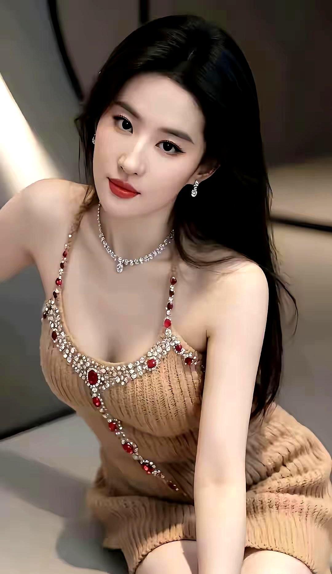 38岁，不结婚不生娃，两年不进组，刘亦菲凭什么还这么横？
 
人家春节素颜穿着家