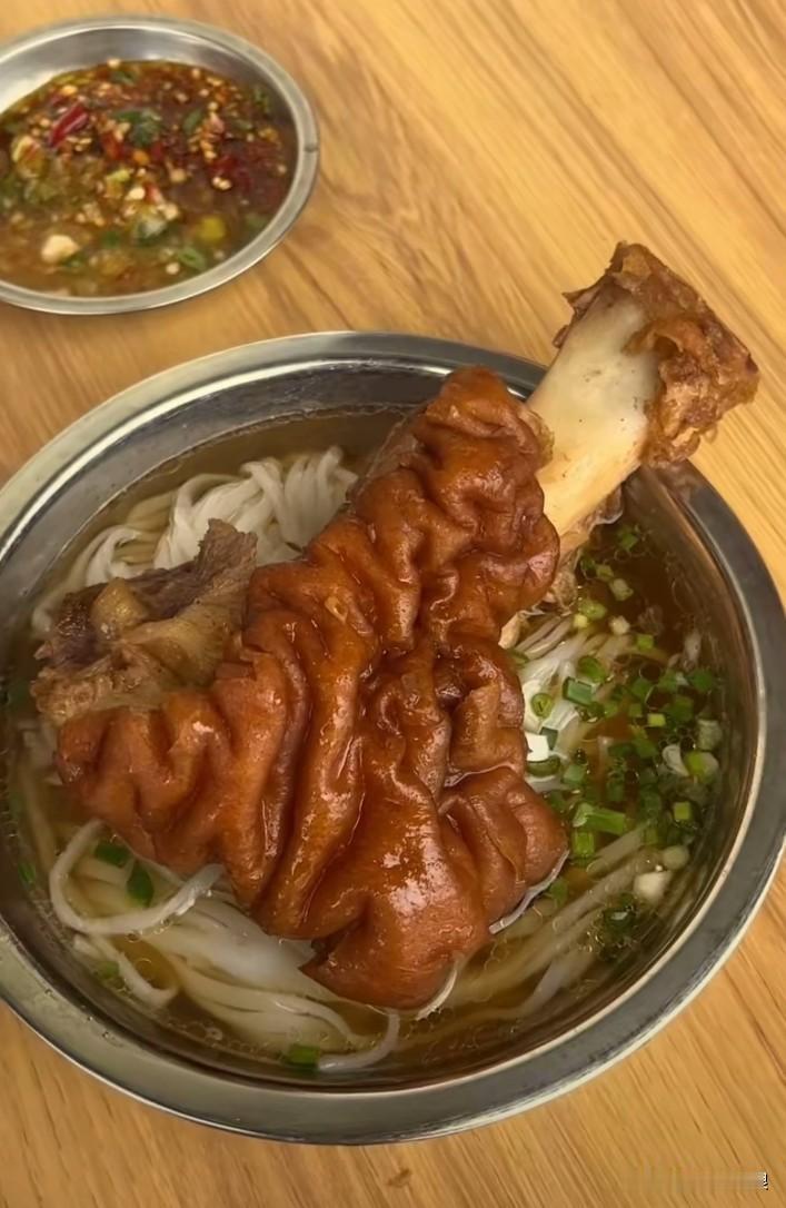 之前大冬天加班到九点，冷风刮得脸发麻，拐进巷口老面馆点了碗12块的雪菜肉丝汤面，