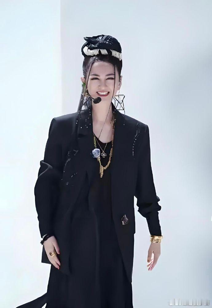 者来女谢幕哼的歌是乘风主题曲乘风2026二公遗憾收场，但者来女的主题曲哼唱，温柔