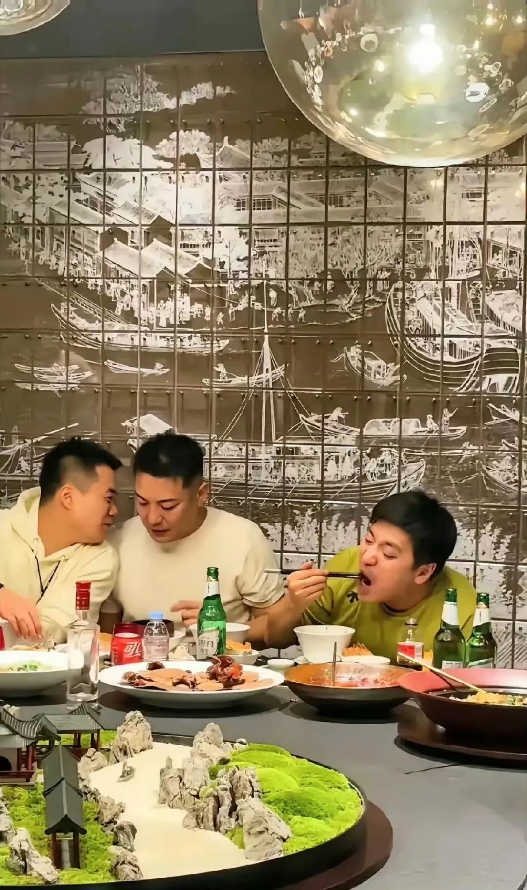 张雪峰在酒场上可就不如在线上侃侃而谈了，和下属聚餐，别人推杯换盏觥筹交错称兄道弟