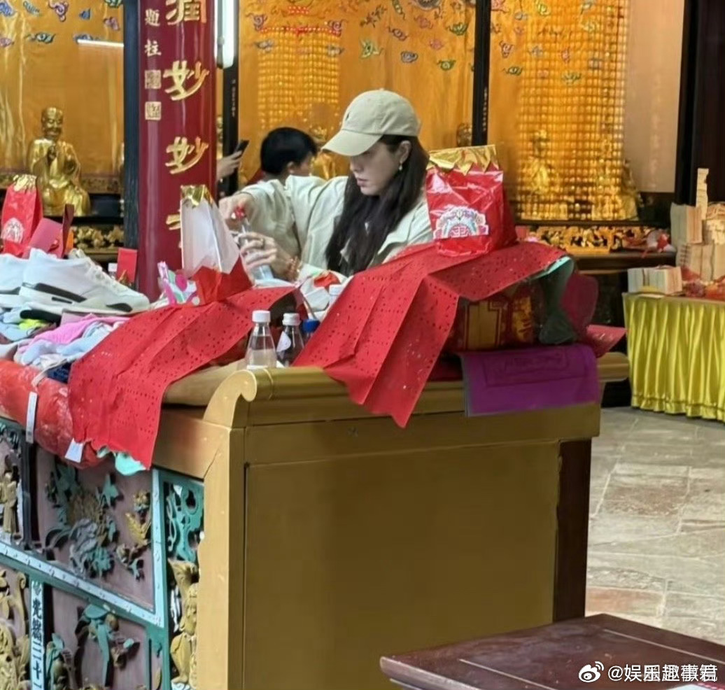 曾黎男友港星大姐姐曾黎被爆终于谈恋爱了，对象是香港导演王子鸣。二人相恋5年， 