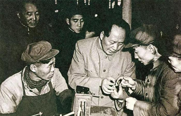 1959年6月27日，毛泽东的车队，在望城县白箬公社曹家坳大队停下了车。他走下汽