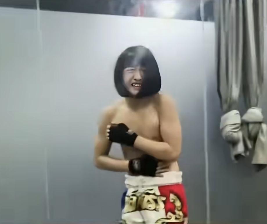 第一眼看到就觉得，她身上有种很特别的气质，很像荧幕上那种自带光芒的明星，不管是神