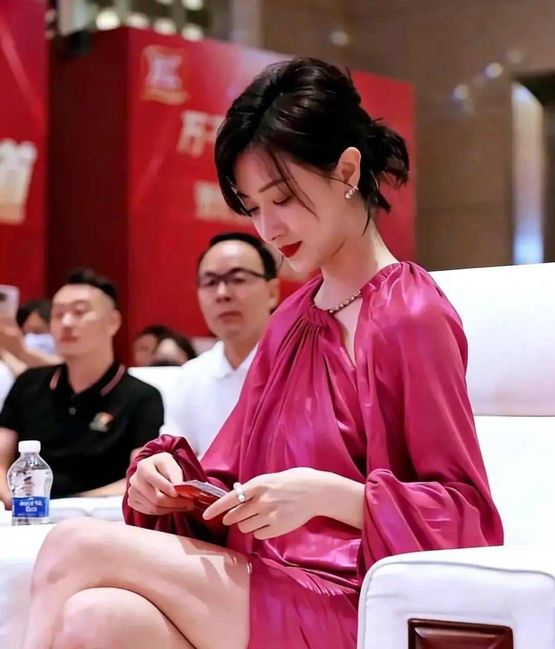 43岁无戏可拍，她靠演技杀回一线
 
被封杀第986天，银行卡只剩三位数。
 