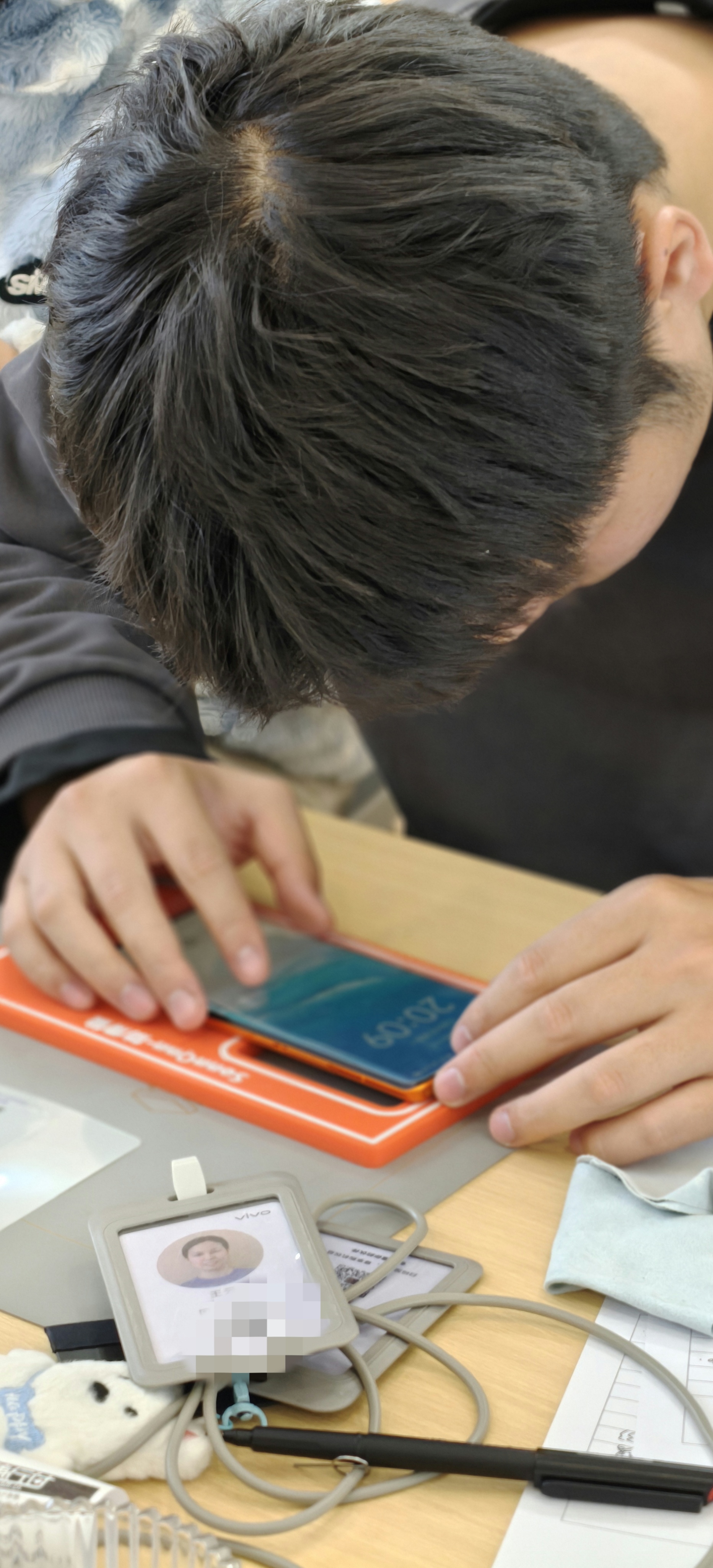 拿着之前丢了一年半又找回来的vivo X80去贴膜，本来是碰碰运气，居然还真能贴