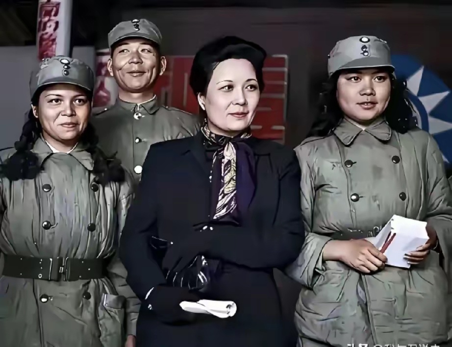 这张照片拍摄于抗日战争时期，宋美龄赴前线官兵互动时的场景，旁边两位女兵，这是国军