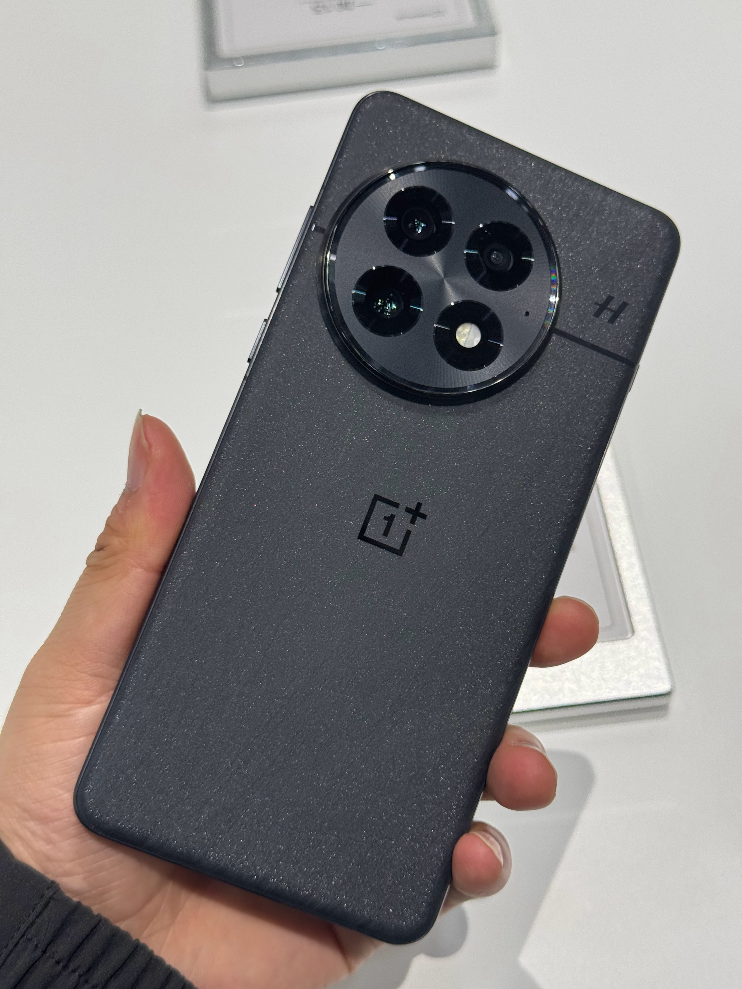 随手拍了几张一加13，三个配色，白色最好看，黑色很特别，蓝色手感最好。李杰没骗大