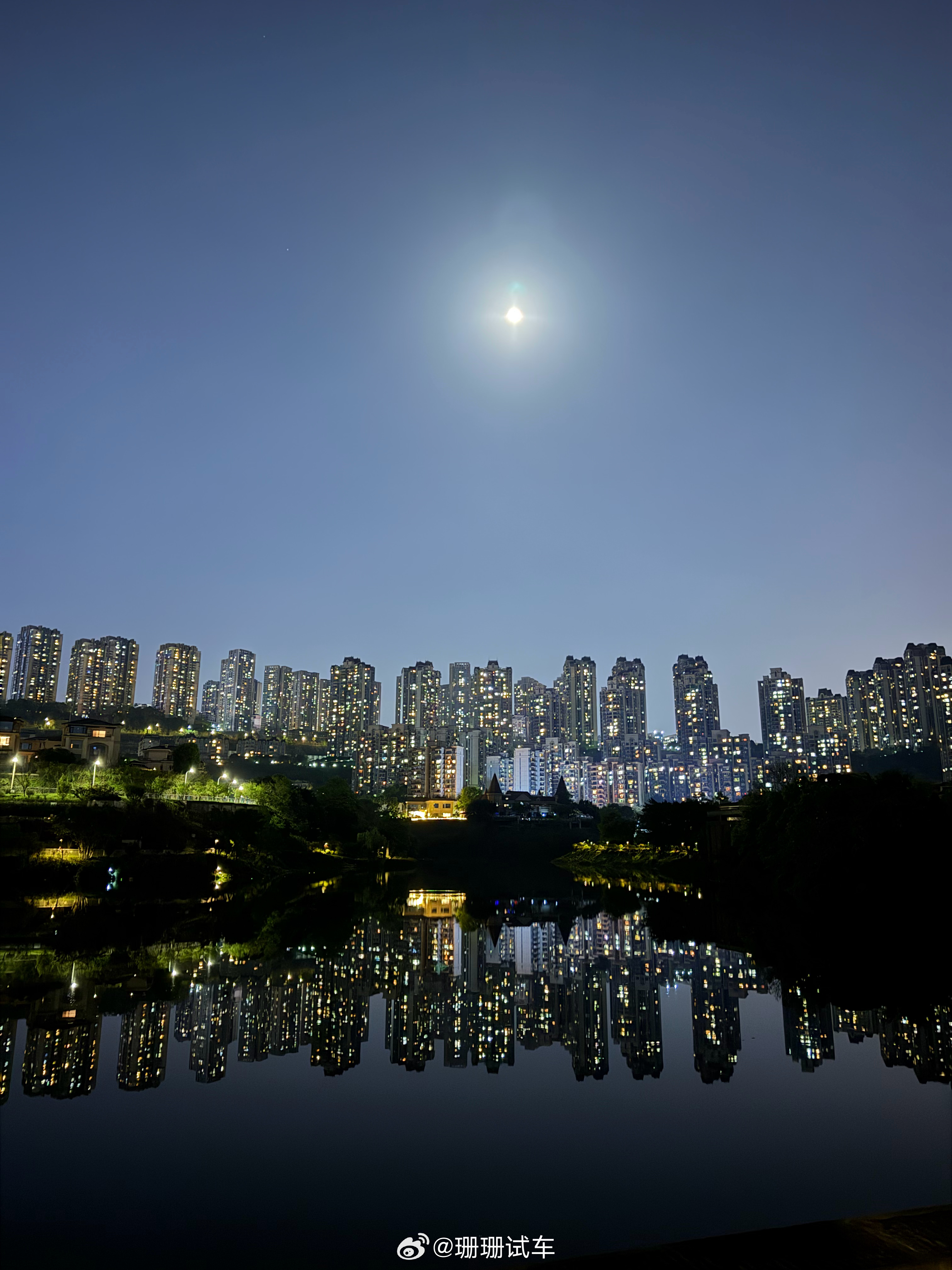 高精力的一天拍了视频 下班吃完饭和好朋友还有两小只🐕在家门口公园慢跑～这个瞬间