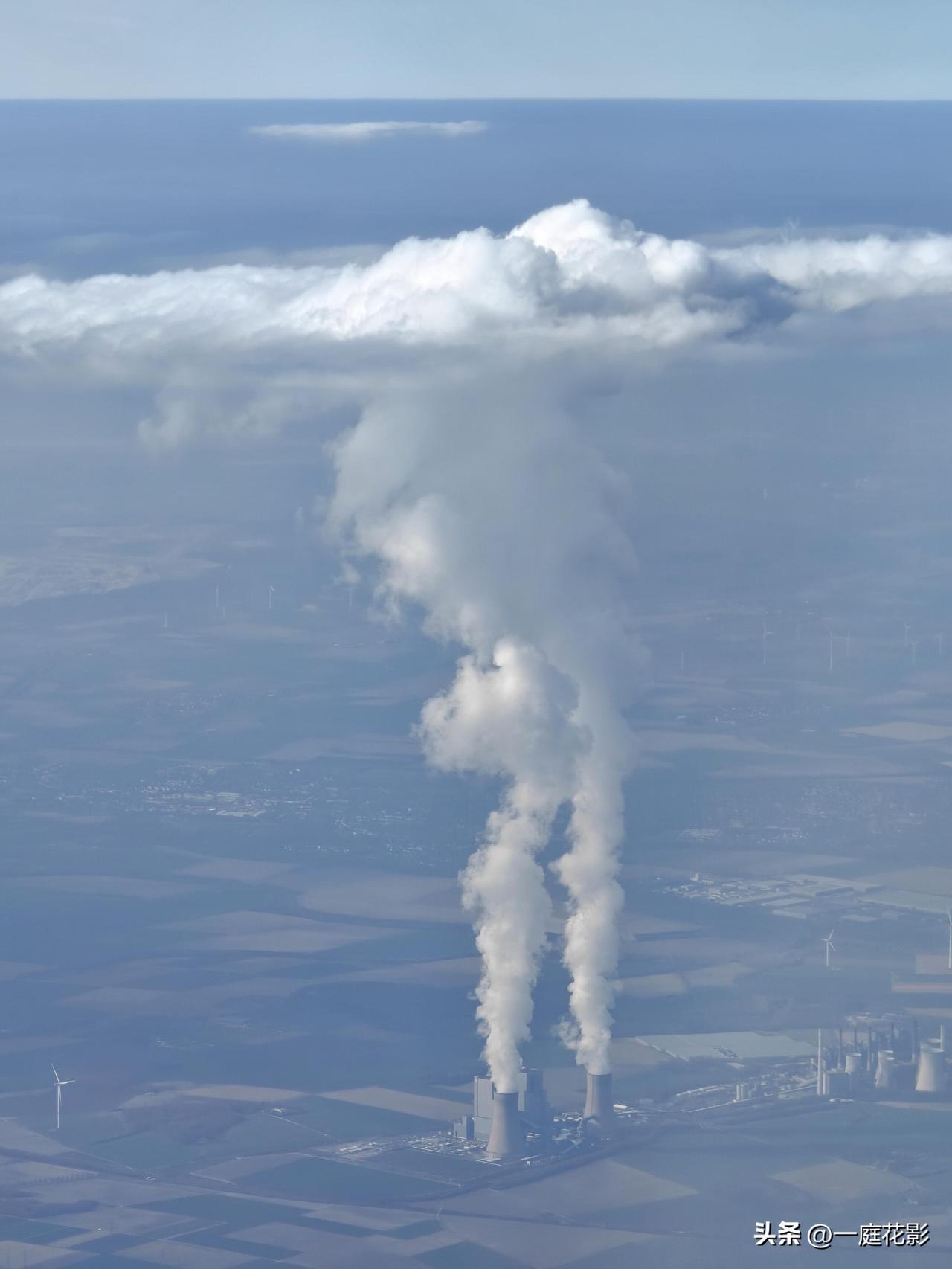 空中俯瞰发电站是什么样子[笑哭]
有种水底升腾的感觉