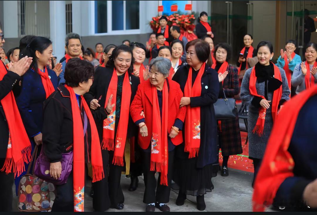 2024年，郭兰英先生出席广州艺术学院剪彩仪式。众多弟子齐聚相伴，老人家精神抖擞