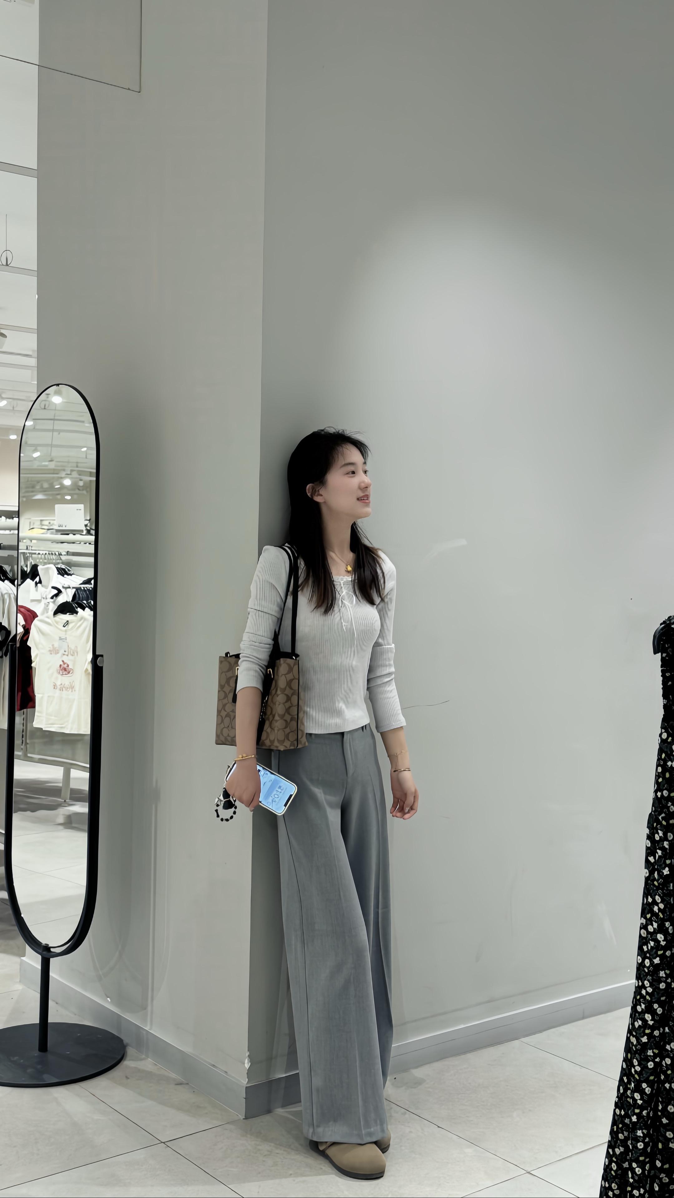 介于黑白之间的灰。