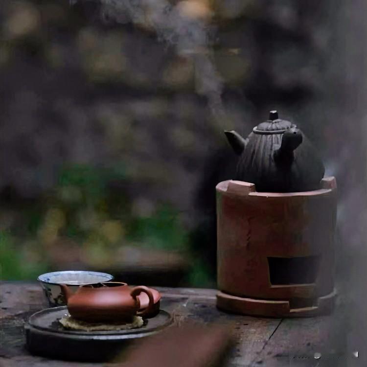 《茶静行·乐府体》
碧瓯烟袅袅，茶静意深深。
初尝微带苦，终味胜甘霖。
不须酒盏
