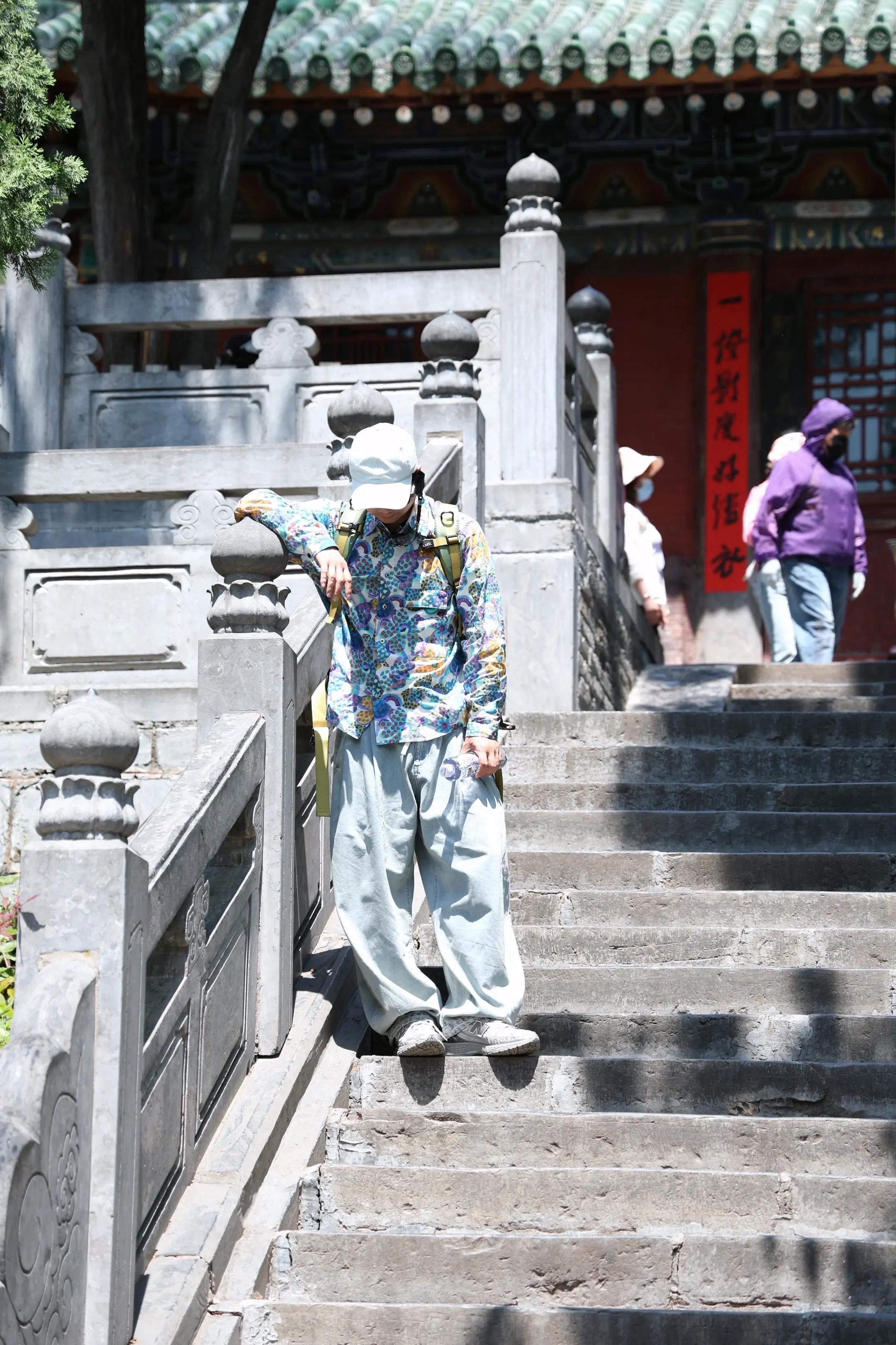 “为什么喜欢假期？”  “因为假期像一张白纸。” “在上面画什么都是合理的。”