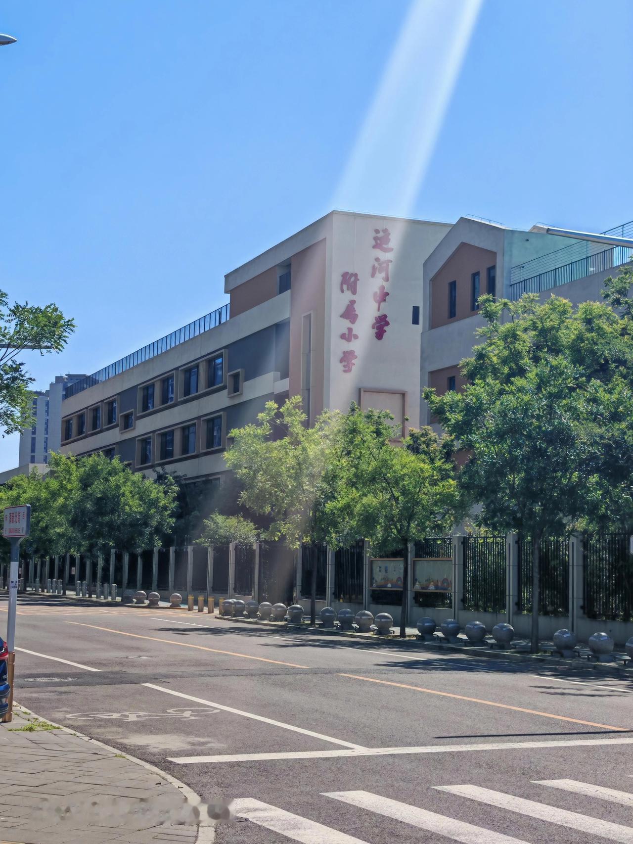 在通州区候车时随手一拍，城市风景美到让人惊艳！通州有好多宝藏打卡地，随手一拍都出