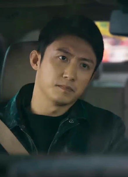 2008年秦枫一人坐在家里的天井看星星，刘天也出来陪他，还拿了两瓶酒，此时的刘天