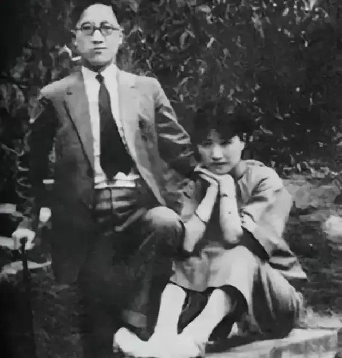 陆小曼和王庚的包办婚姻才撑了三年就冷到结冰。
王庚白天跑军营，晚上回家继续板着脸