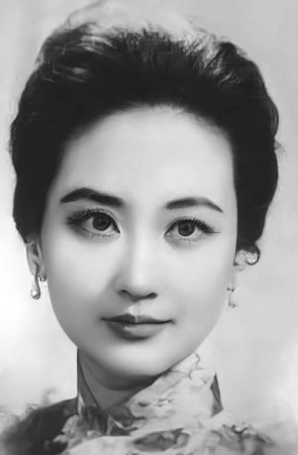1950年，孙立人和秘书黄正就快要捅破那层窗户纸，抱得美人归了，但蒋经国知道后竟