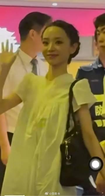 田曦薇没刘海差点认不出来家人们，今天咱们来聊聊娱乐圈的宝藏女孩 —— 田曦薇。不