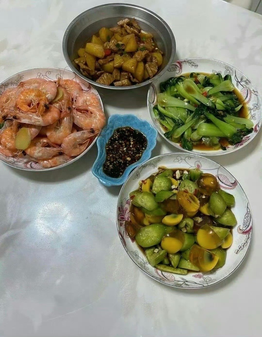 8个人4个菜难道不够吃吗? 