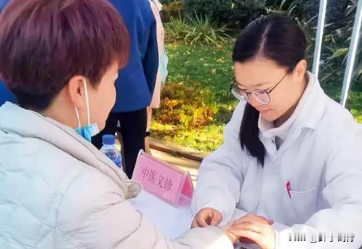 你没见过，穿旗袍的格斗冠军，从跆拳道“十三妹”到UFC女子草量级冠军的蜕变 。在