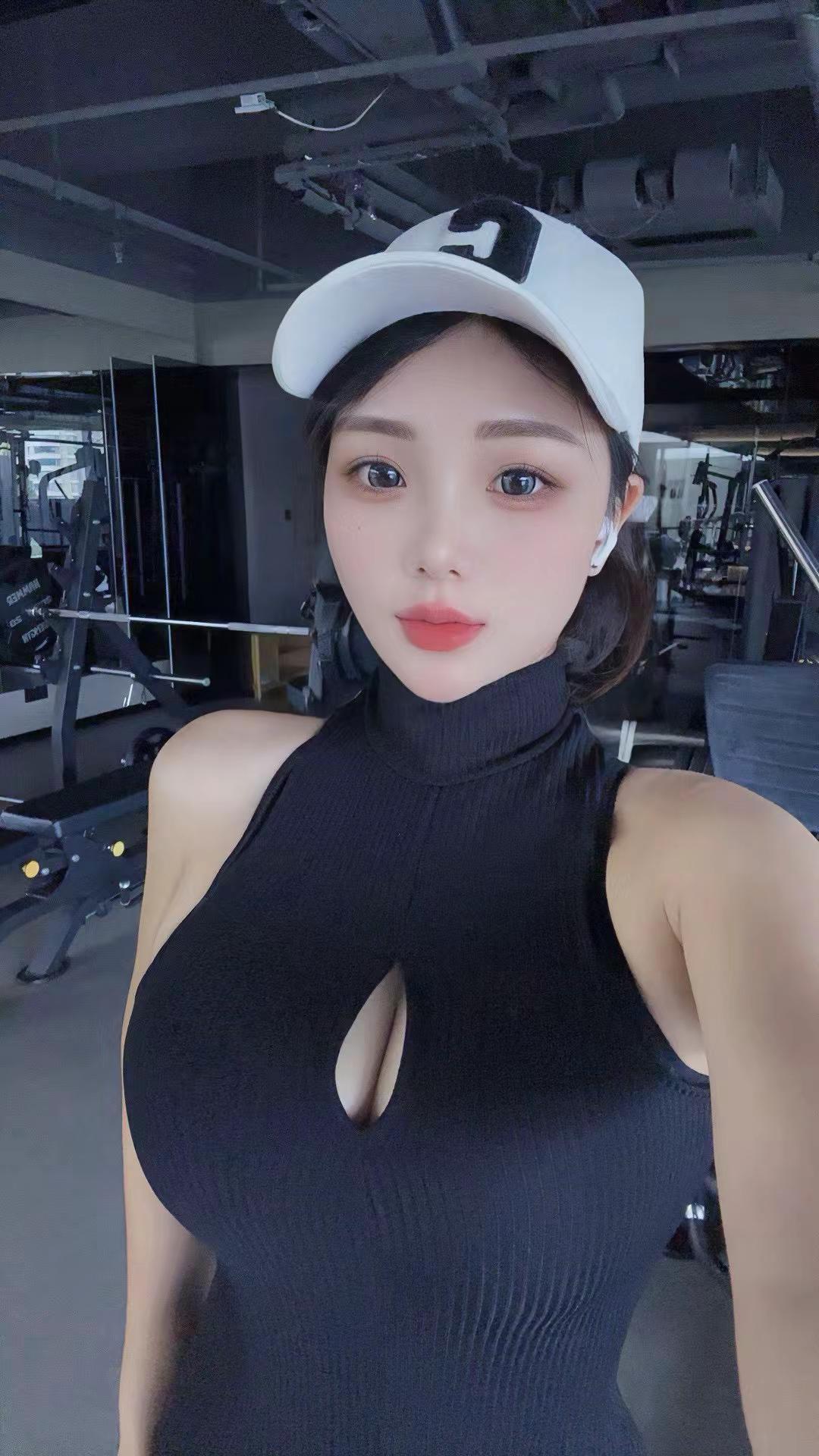 健身服美女