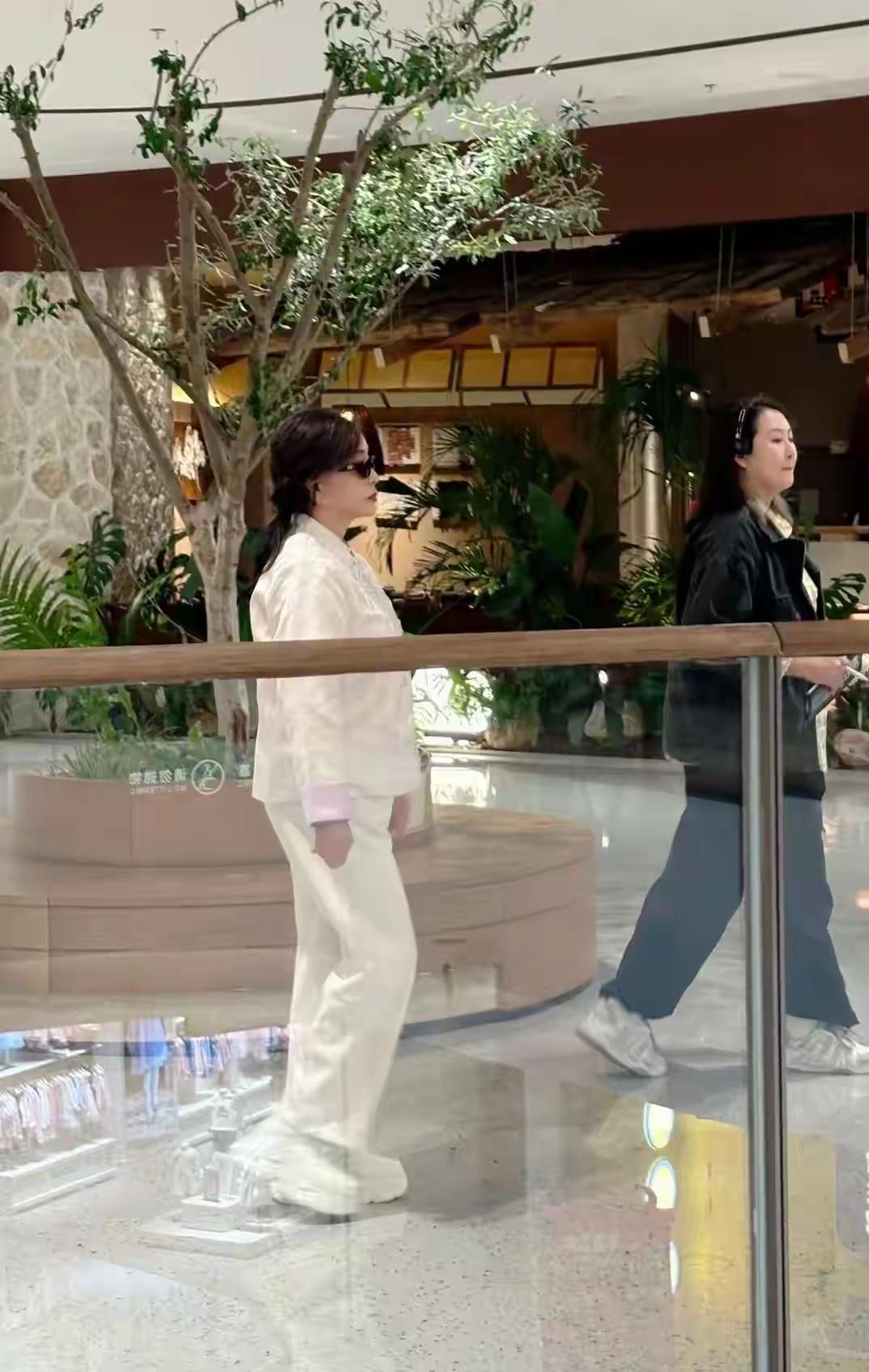 76岁刘晓庆现身重庆！穿新中式上衣搭气场全开，走路带风女王范十足！
 
镜头下的