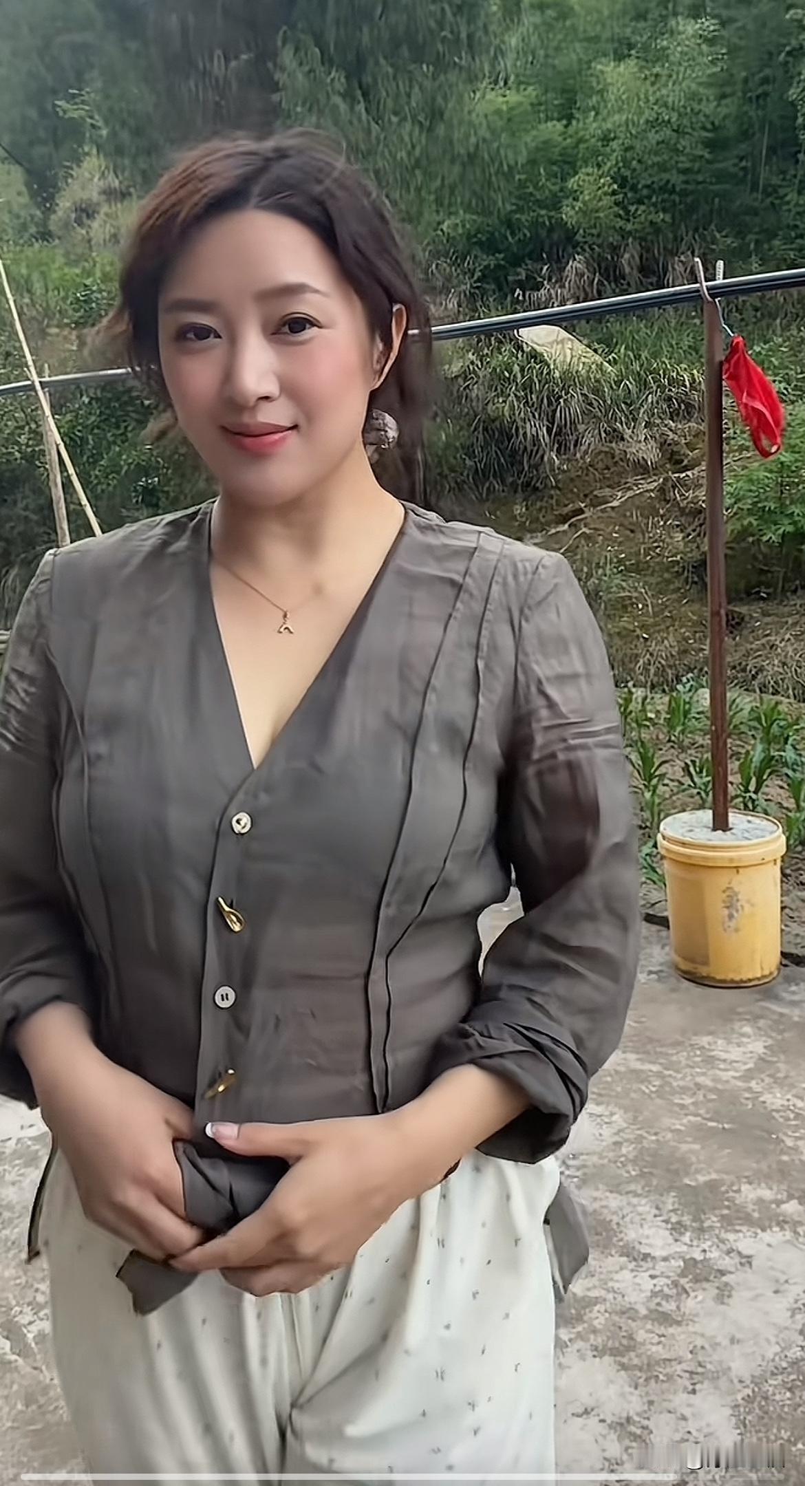 秋日生活打卡季农村姑娘打扮一下你心动吗
