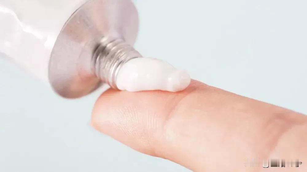 皮肤科常用的小药膏种类繁多，以下是其中18种常用的药膏：

1、地奈德软膏：主要