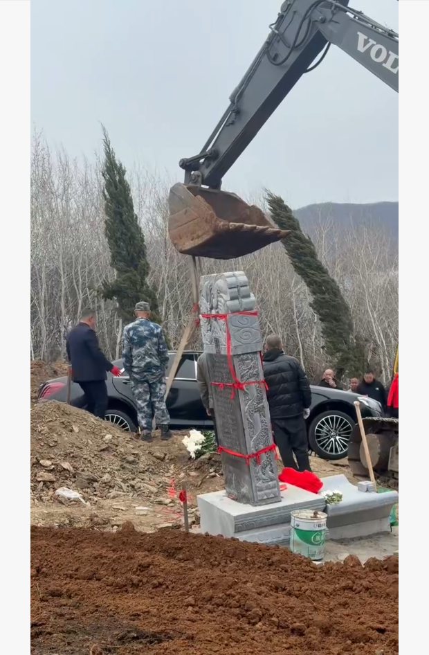 官方回应奔驰豪车被当陪葬品 对于广东人来说简直是瞳孔震惊。。烧烧钱意思一下得了，