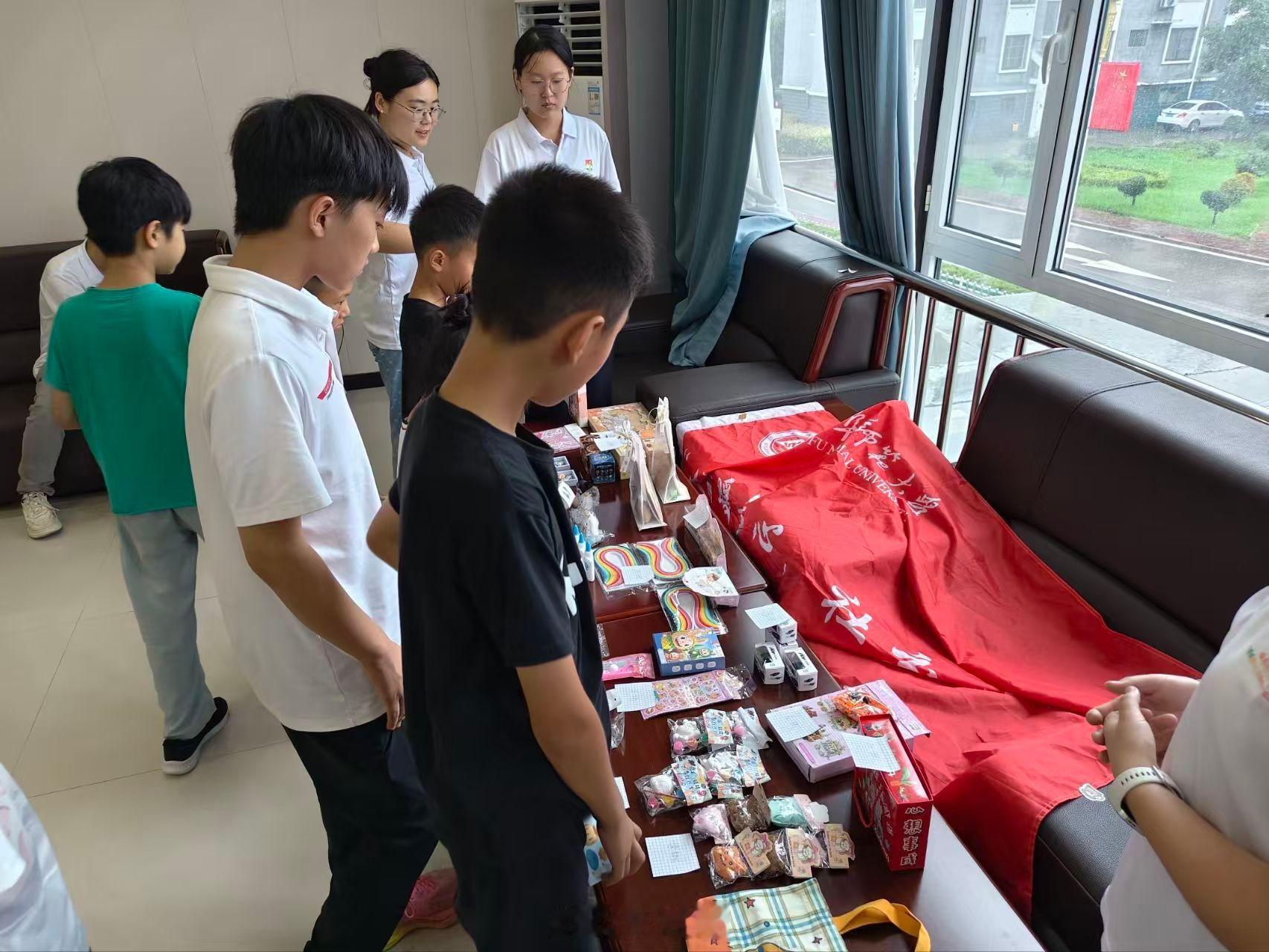 【趣味贴纸励成长 温情支教暖童心】三下乡暑期社会实践为丰富社区儿童暑期课堂形式，