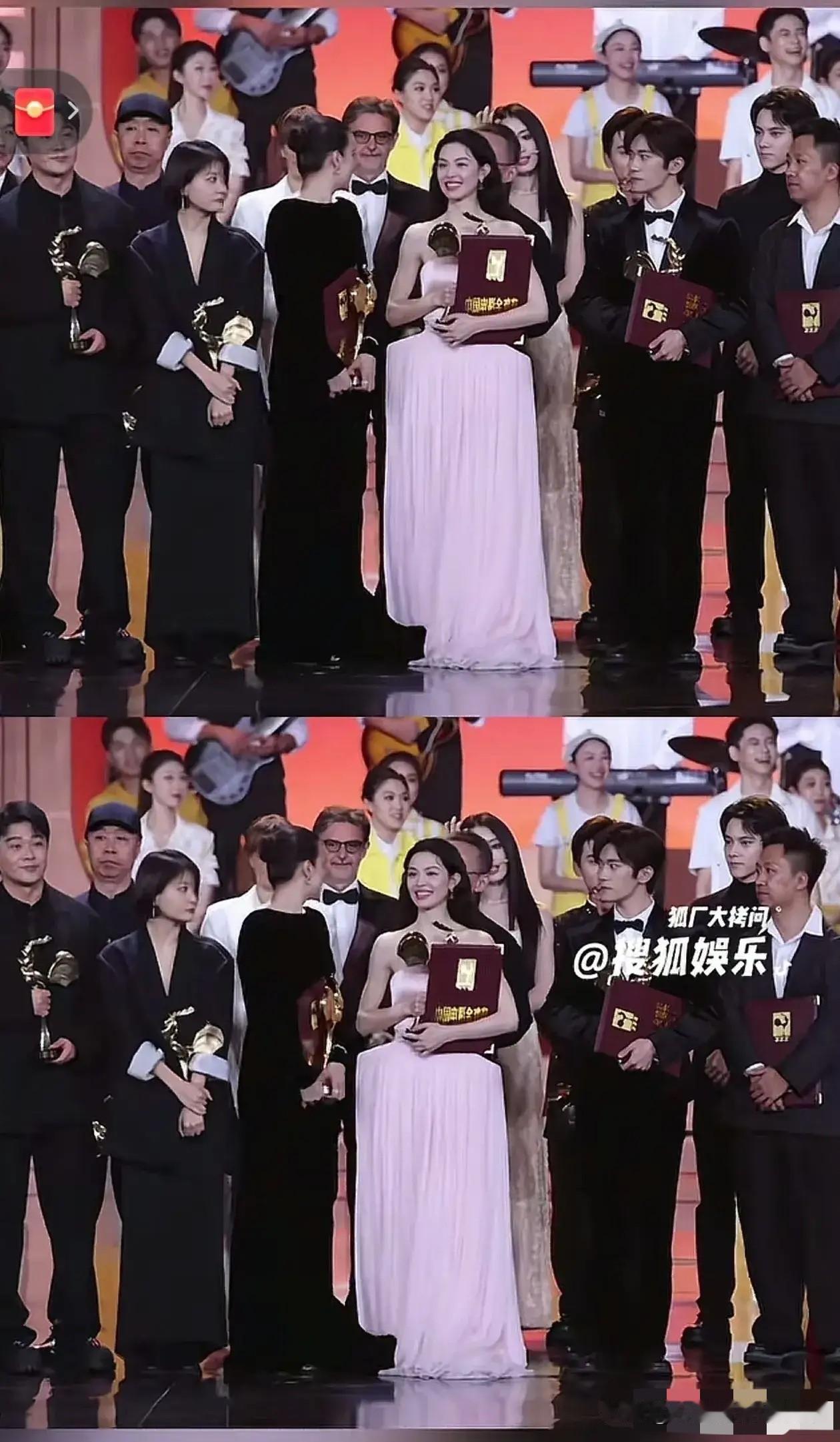 金鸡奖最尴尬的一幕出现了，看金鸡奖最后的大合影，钟楚曦竟然站到了宋佳和易烊千玺的