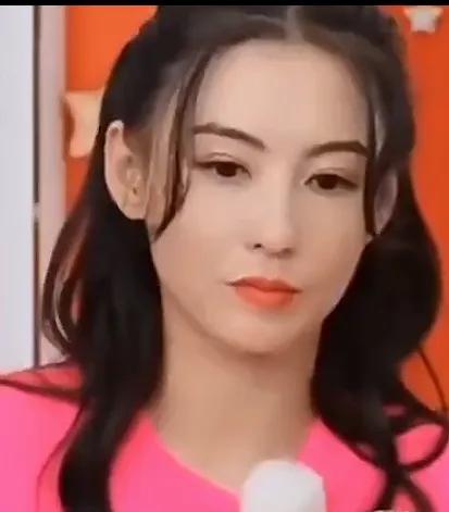 别再辜负家人
 
谢霆锋在访谈里说自己“败了”，可他真正输掉的，是家人的心。
 