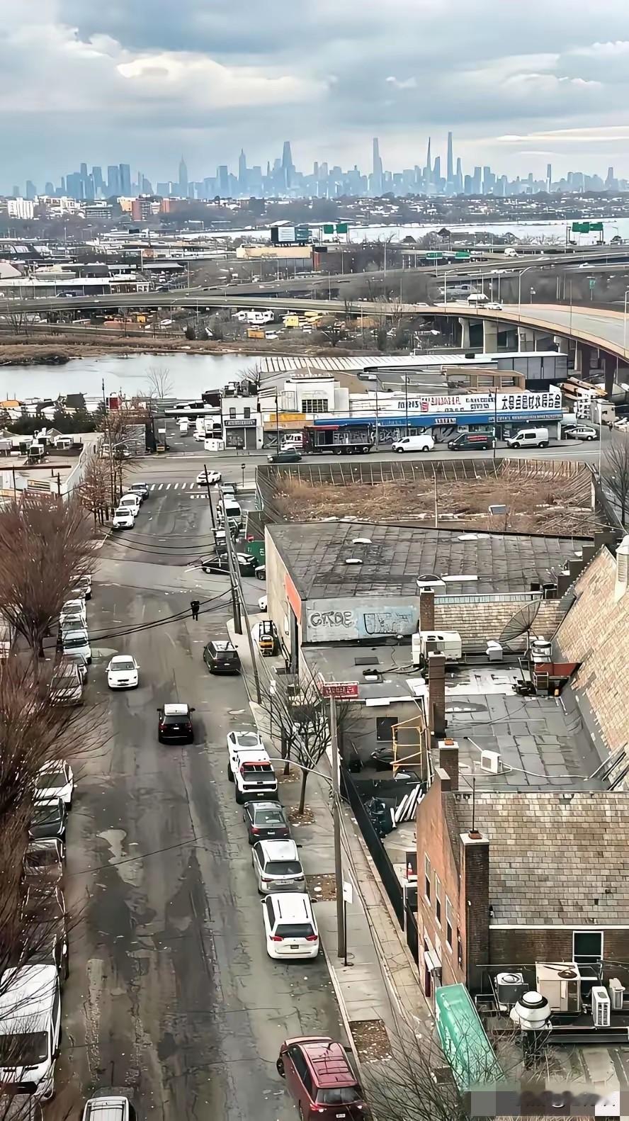 美国这张照片太震撼了！不知道还以为这是在小乡镇呢！对面可是联合国所在的纽约，周边