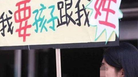 北京，一大妈得知儿媳生了一对龙凤胎高兴坏了，不仅亲自给2个孩子起名字，还花了3万