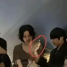 王菲母女三人都是烟民，两代女士各个喷云吐雾。
怎么没人骂呢？就因为她是天后？