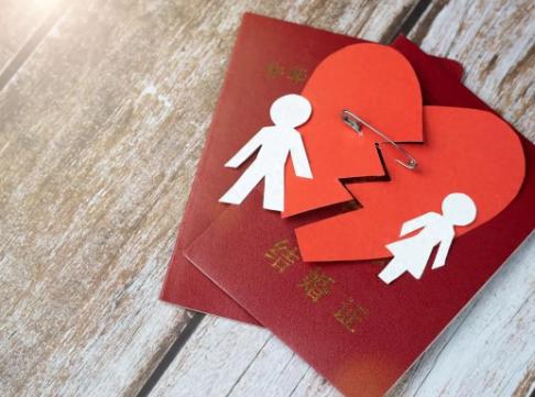 江苏徐州，一名男子的发小介绍了一位女子给他，两人迅速闪婚，一次聚餐时，发小的女友