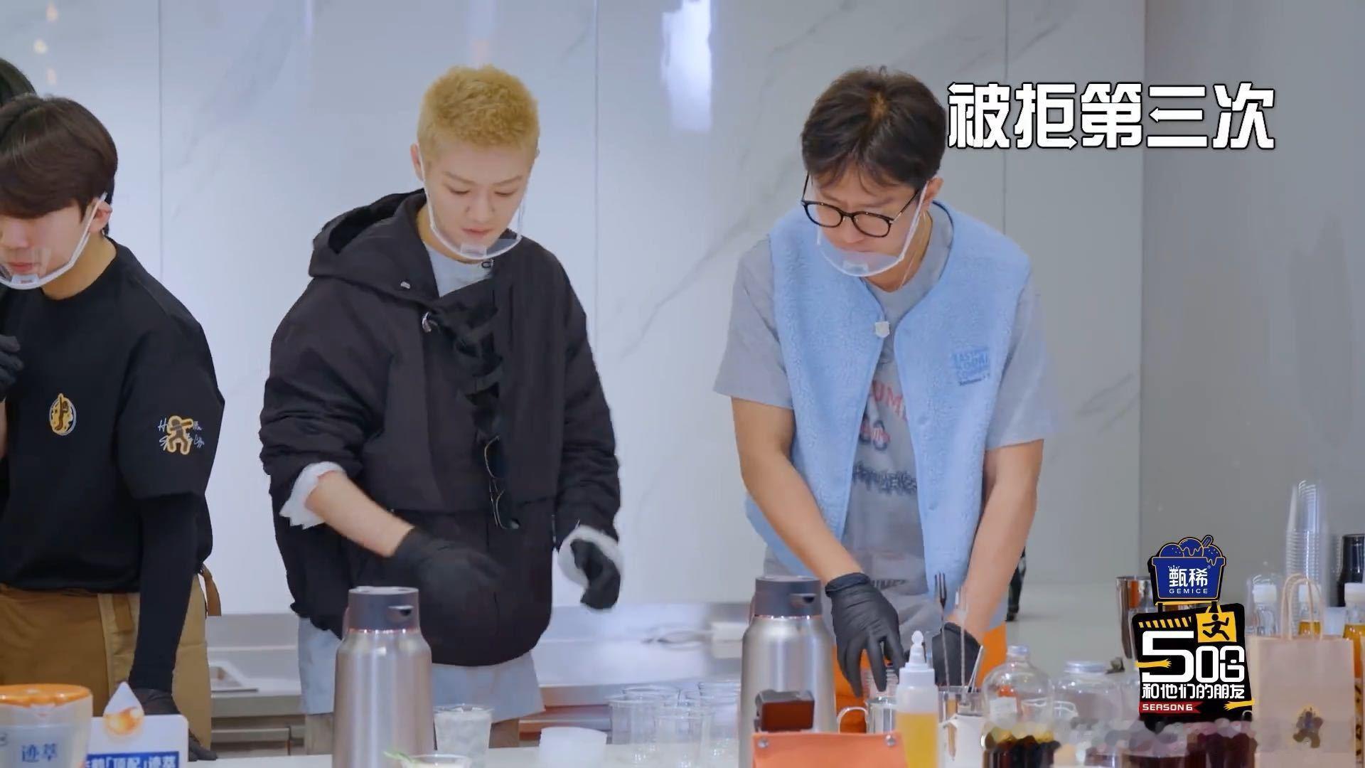 鹿晗连拒邓超鹿晗二连拒绝邓超 咖啡厅里邓超想找点事做的心情应该挺迫切的，看到鹿晗