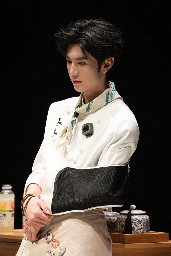 陈哲远糖饼铺伙计 陈哲远糖饼铺伙计，陈哲远大侦探 剧照更新，哲么甜继续寻找真相中