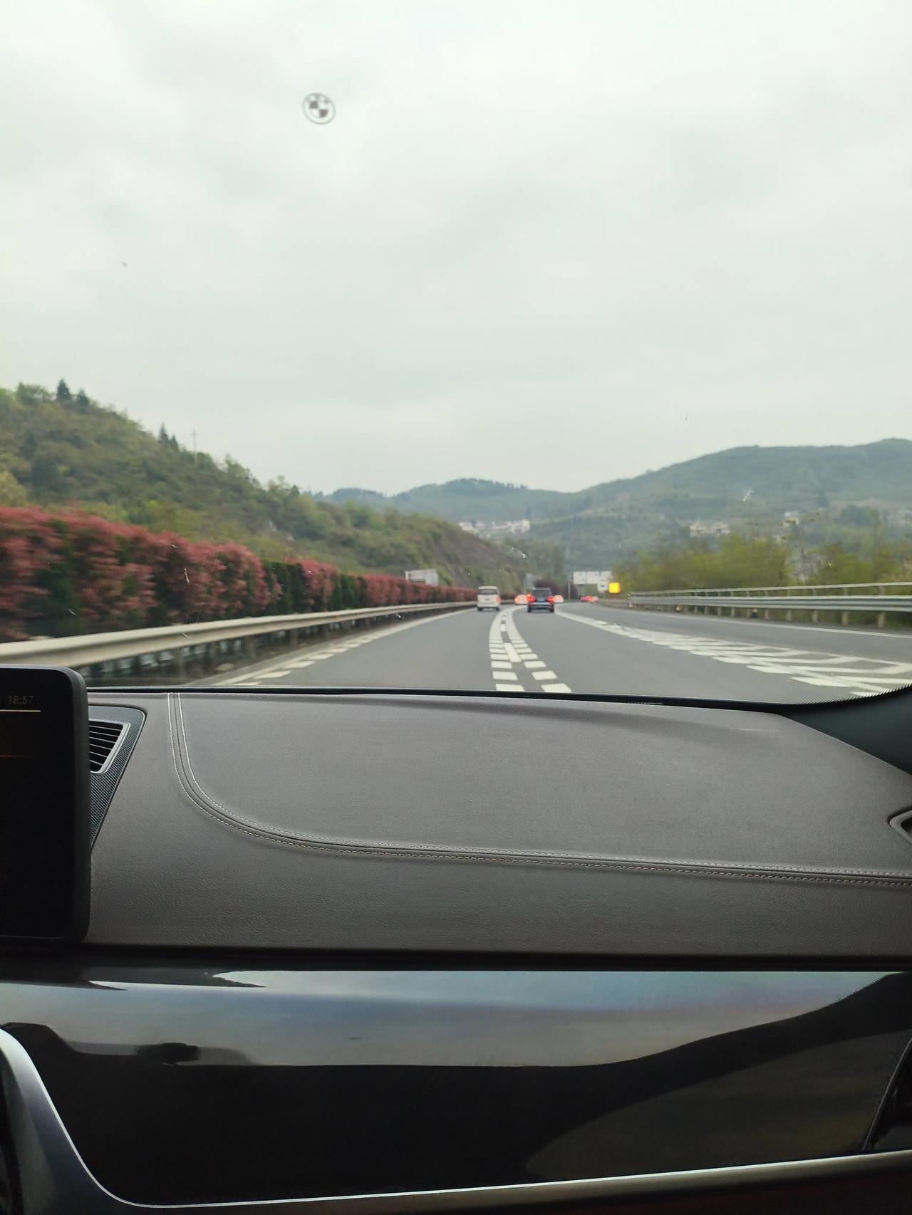 中国城市化结束！
我们现在乡镇合并：把荒了的土地能用的用起来，
把剩于的农村人适