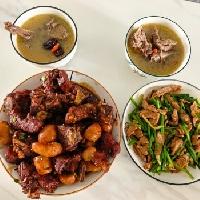 简简单单又是一天！
今日午餐:
芋头烧肉，韭菜苔炒肉，鸽子汤

带定位晒今日生活