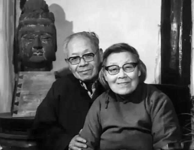 1945年，王世襄和袁荃猷结婚。婚后他发现妻子除了会剥蒜，其他家务一概不会。有一