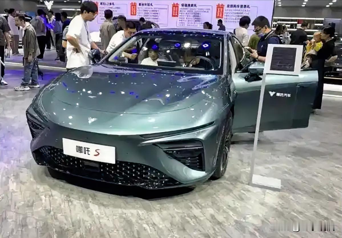 太乙圣莲救哪吒，名字起得挺神，本质是笔生意。

叶骥掏30亿拿哪吒70%股权，看